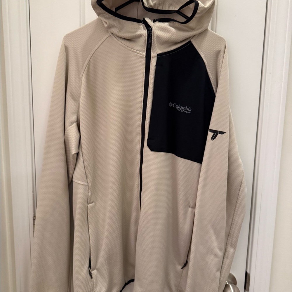 Columbia Titanium Men's Tan and Black Performance Jacket